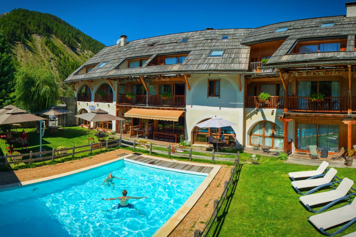 Hôtel*** La Ferme de l'Izoard à Arvieux Logis Restaurant Spa Envie