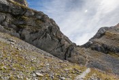 En arrivant au Col du Lauzon : sentier et éboulis, à flanc de coteau