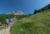 groupe de randonneurs alertes dans la montee au col de bramousse
