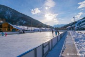 les enfants samusent a la patinoire aiguilles