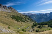 Montée vers les Granges : vue sur les chalets qui fondent sous le soleil