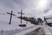 passage devant croix mission sous neige saint veran