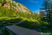 passerelle vallon tronchet vue sur sentier et cretes peillane
