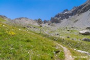 plateau vallon selette arrivee zone rochers sentier col houerts