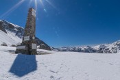 Obélisque sous la neige au col Izoard