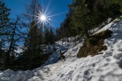 Ascension sour le soleil, sur un sentier enneigé