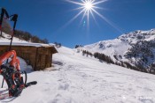 raquette batons devant chalet croix curlet