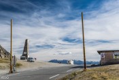 Arrivée au Sommet du Col Izoard : les poteaux du Tour de France, le musée et la stelle