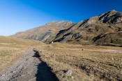 Sur la route d'accès au lac de la Blanche : vue sur la Chapelle de Clausis