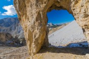 une arche avec vue sur le col izoard