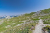 vue globale sentier gr5 sous le col girardin