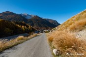 vue sur ceillac automne depuis route cristillan