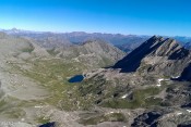 Vue sur le lac Foréant et la Taillante du haut du Pain de Sucre