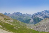 vue sur ubaye depuis sentier poste optique girardin avec un parapente