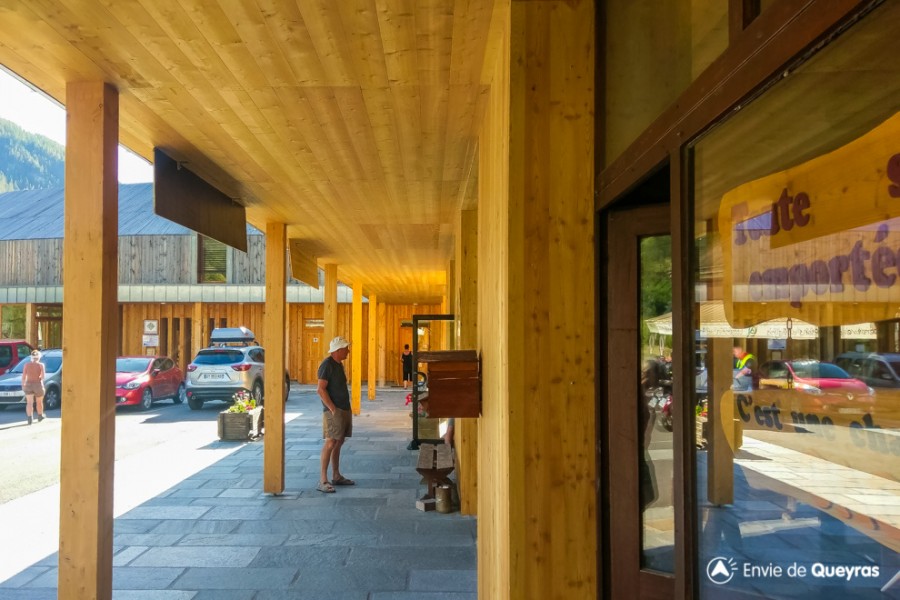 Une coursive couverte pour la maison de l'artisanat et du tourisme