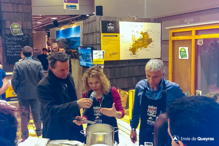 bettina explique aux enfants la fabrication fromage