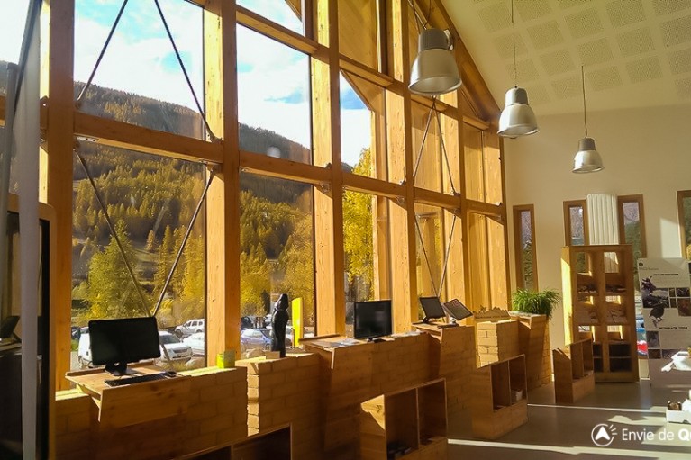 interieur du nouvel office de tourisme du queyras