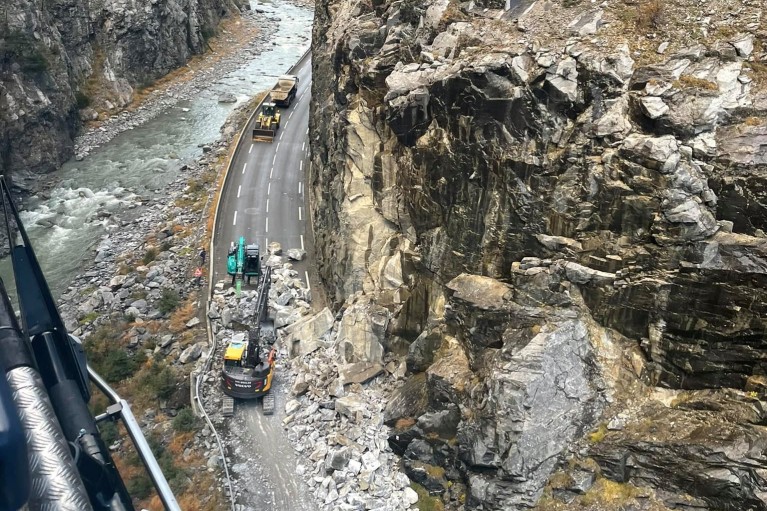 vue helico eboulement combe guil chapelue novembre 2021